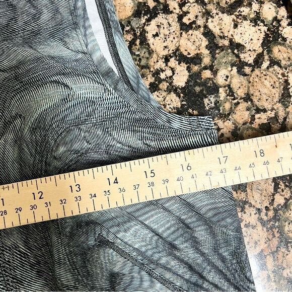 Lululemon Sleeveless High Neck Split Hem Run Tank Top Swirl Green 8/10 - Picture 5 of 5